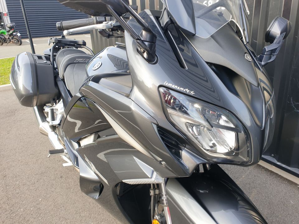 YAMAHA FJR 1300 AE 10