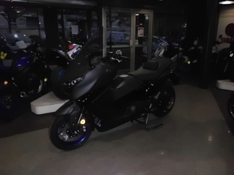 YAMAHA XP T-MAX 560 2