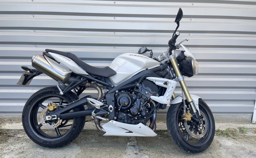 TRIUMPH STREET TRIPLE 675 12