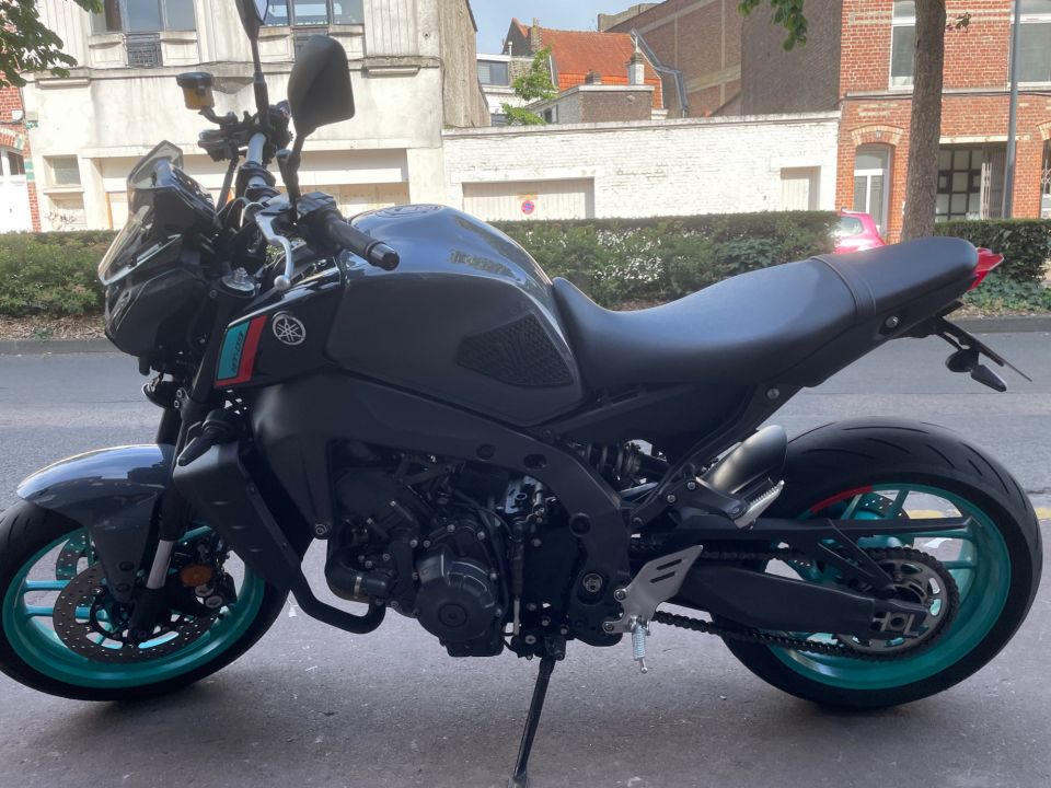 YAMAHA MT-09 4
