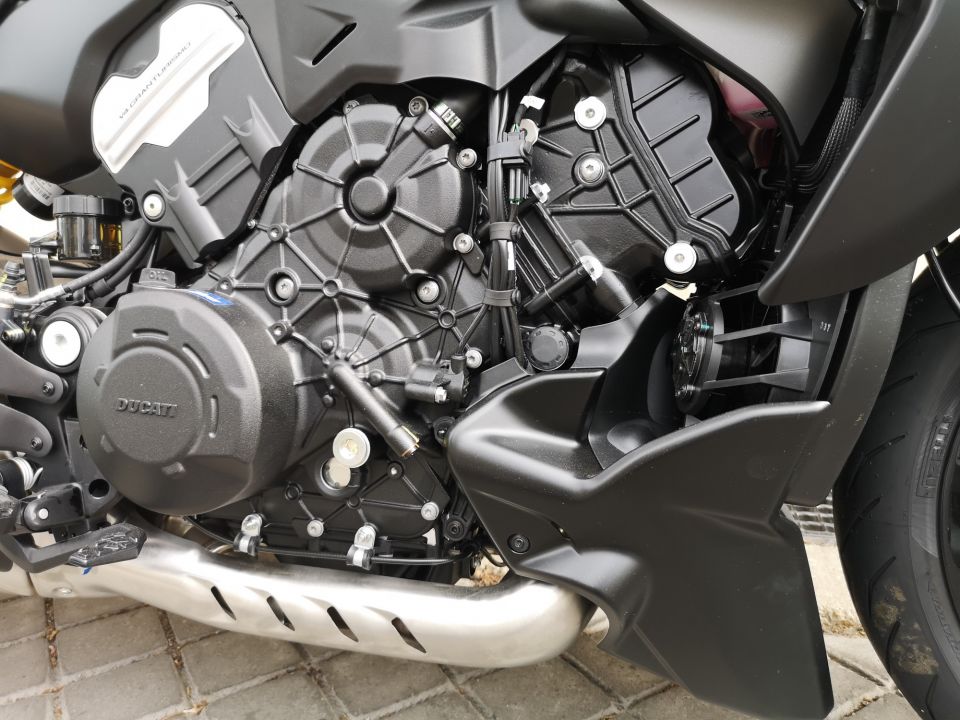 DUCATI DIAVEL V4 16