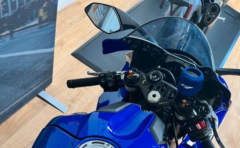 YAMAHA YZF 1000 R1 1