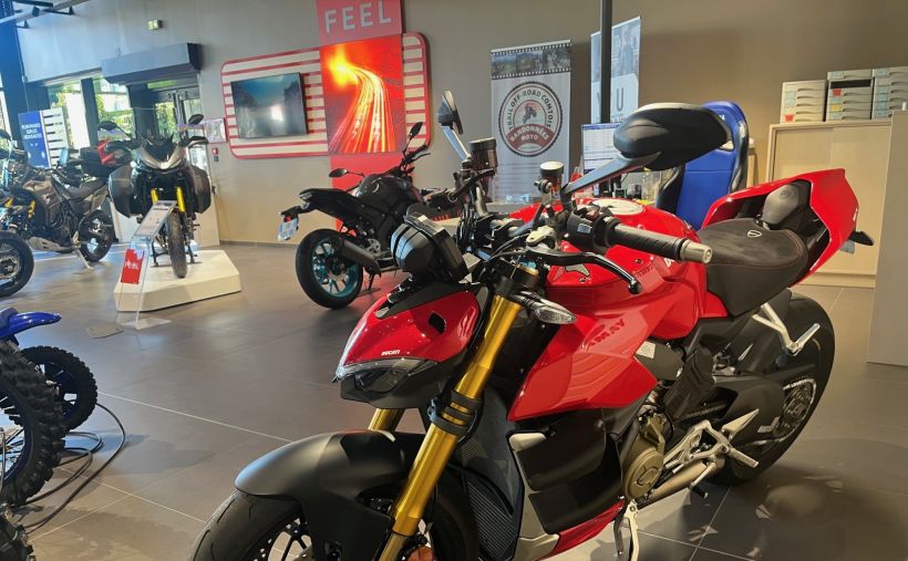 DUCATI STREETFIGHTER V4S 1