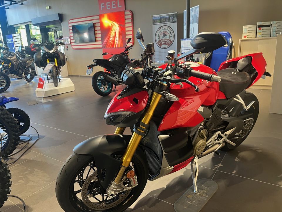 DUCATI STREETFIGHTER V4S 1