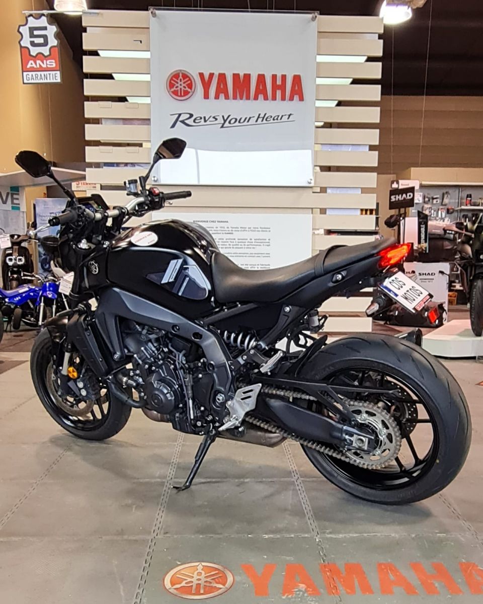 YAMAHA MT-09 4