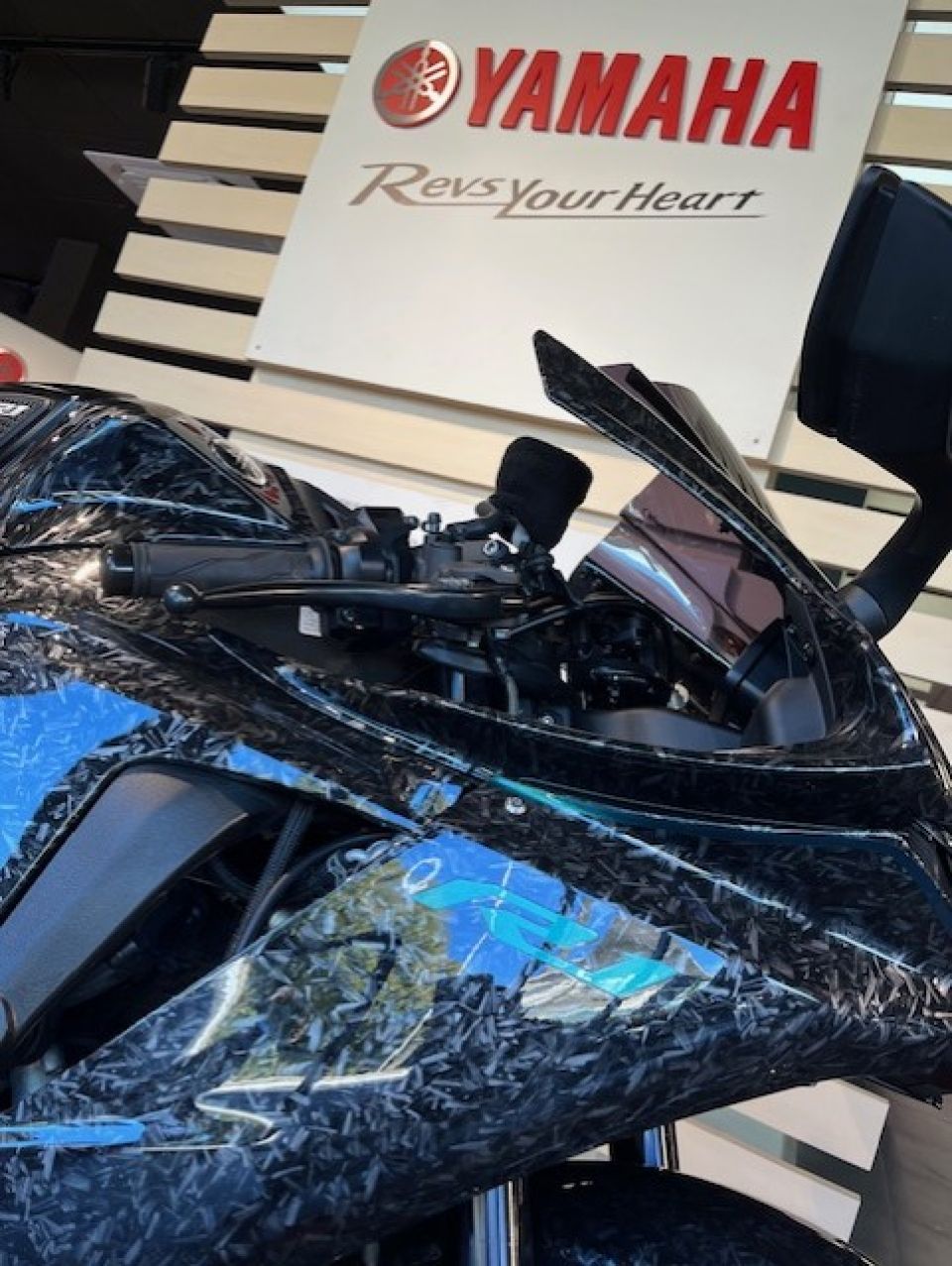 YAMAHA YZF 1000 R1 2