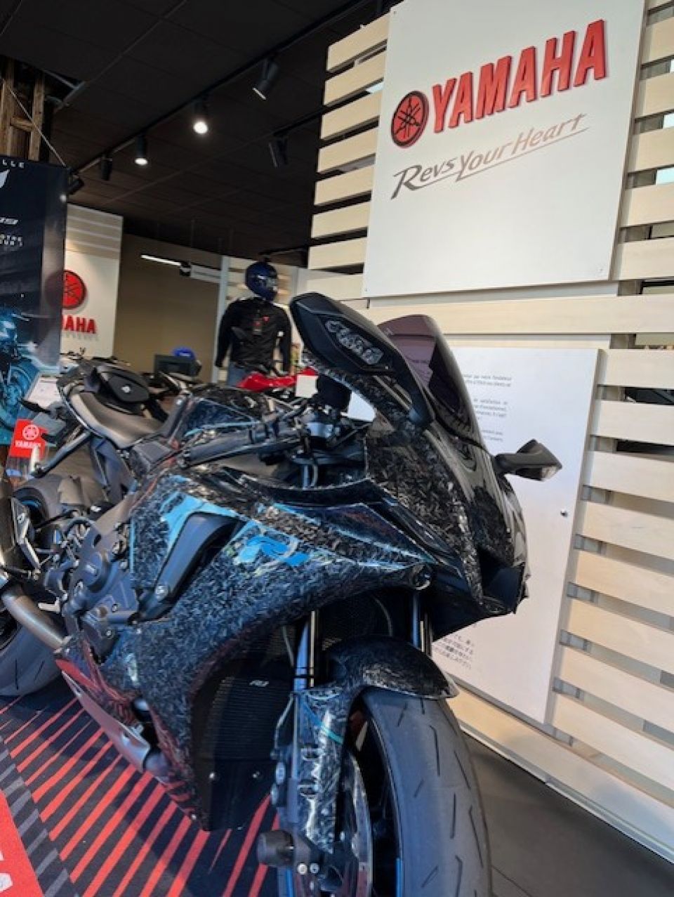 YAMAHA YZF 1000 R1 3