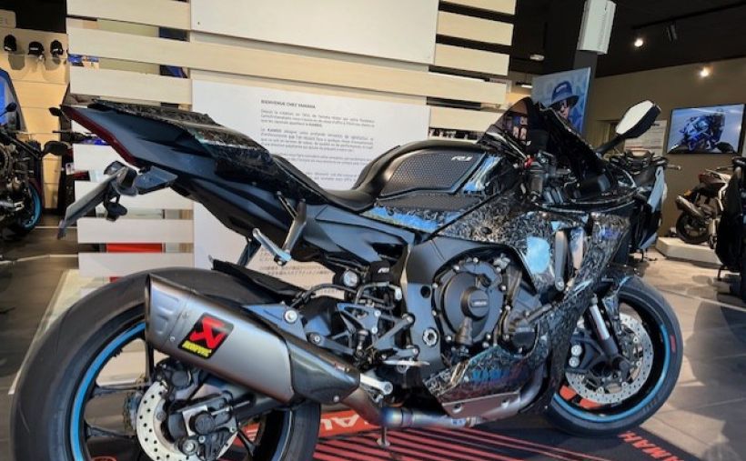 YAMAHA YZF 1000 R1 4