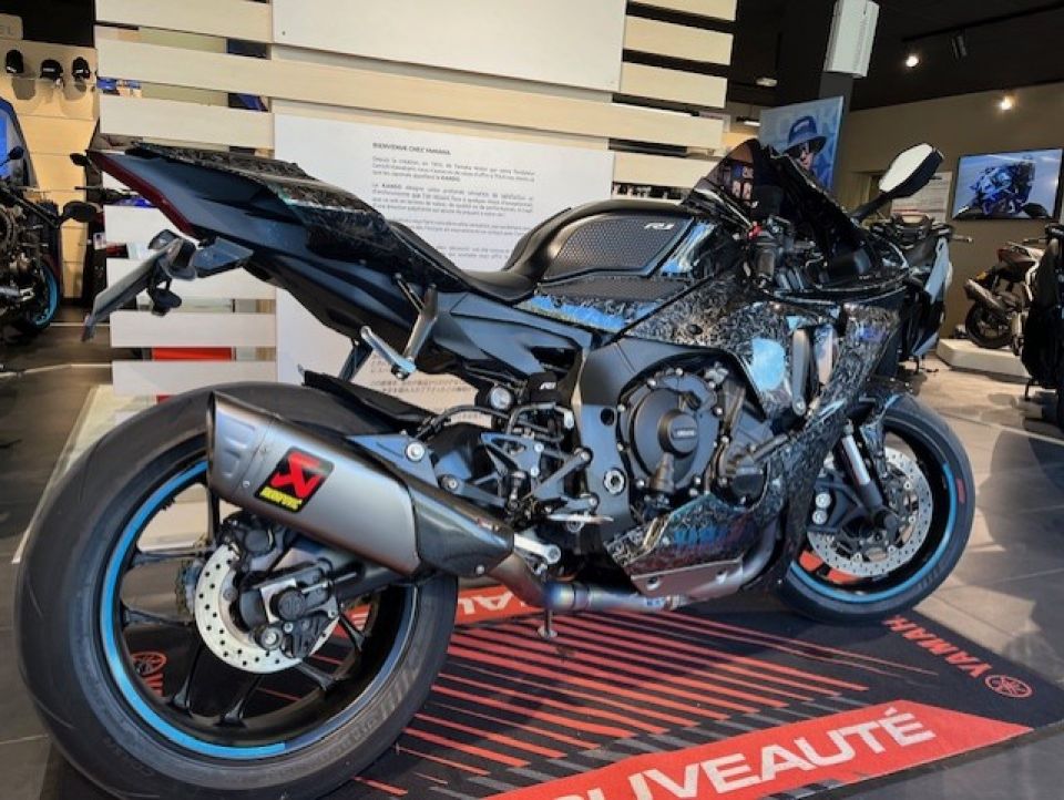 YAMAHA YZF 1000 R1 4