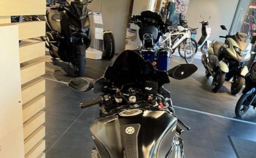 YAMAHA YZF 1000 R1 6