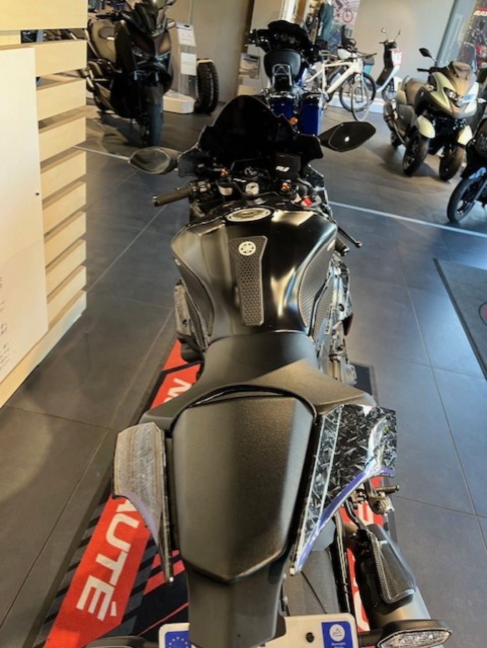 YAMAHA YZF 1000 R1 6