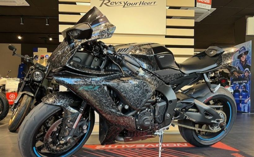 YAMAHA YZF 1000 R1 7