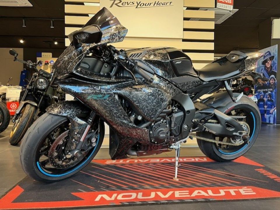 YAMAHA YZF 1000 R1 7