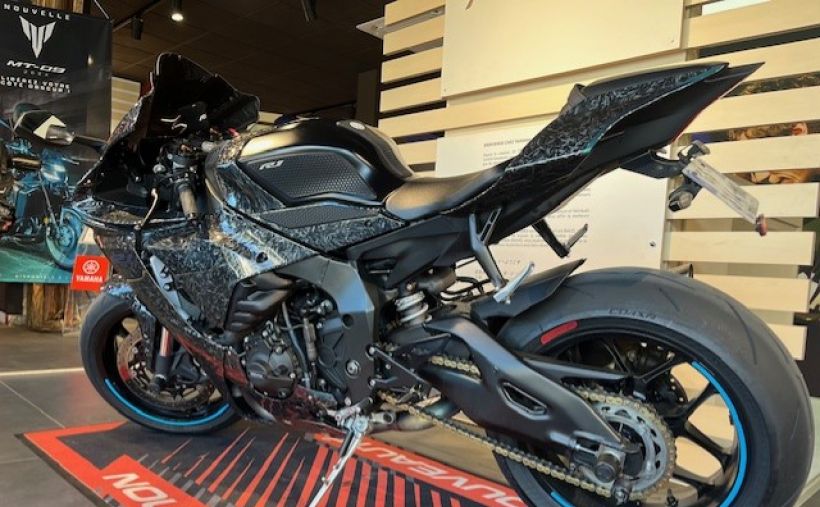 YAMAHA YZF 1000 R1 8