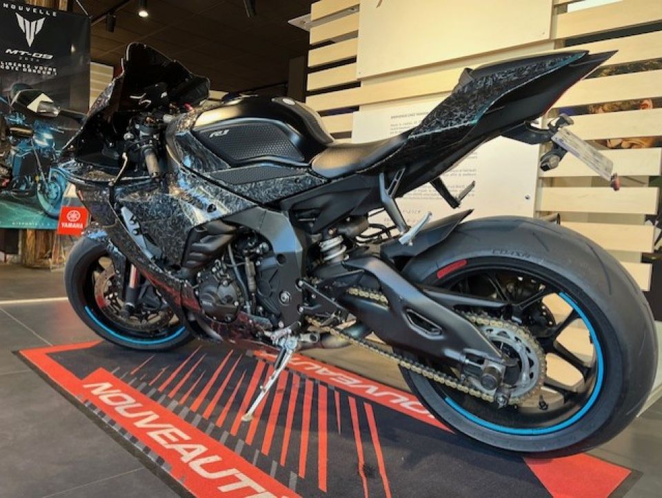 YAMAHA YZF 1000 R1 8