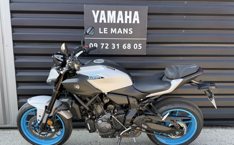 YAMAHA MT-07 4