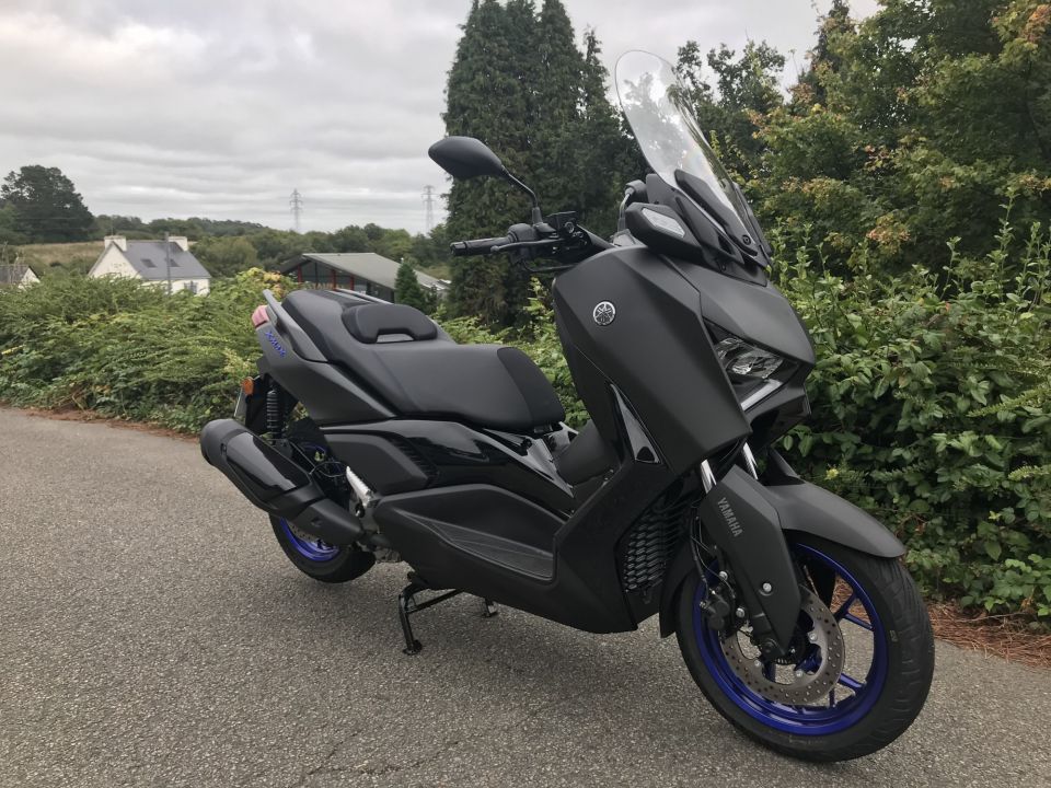 YAMAHA XMAX 300 0