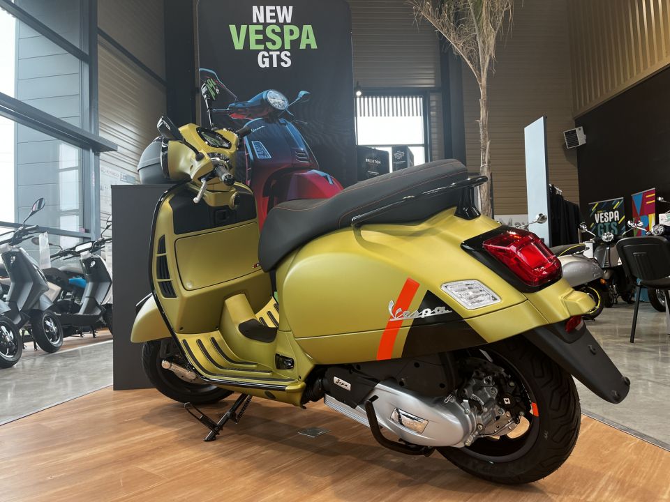 VESPA GTS SUPER SPORT 24