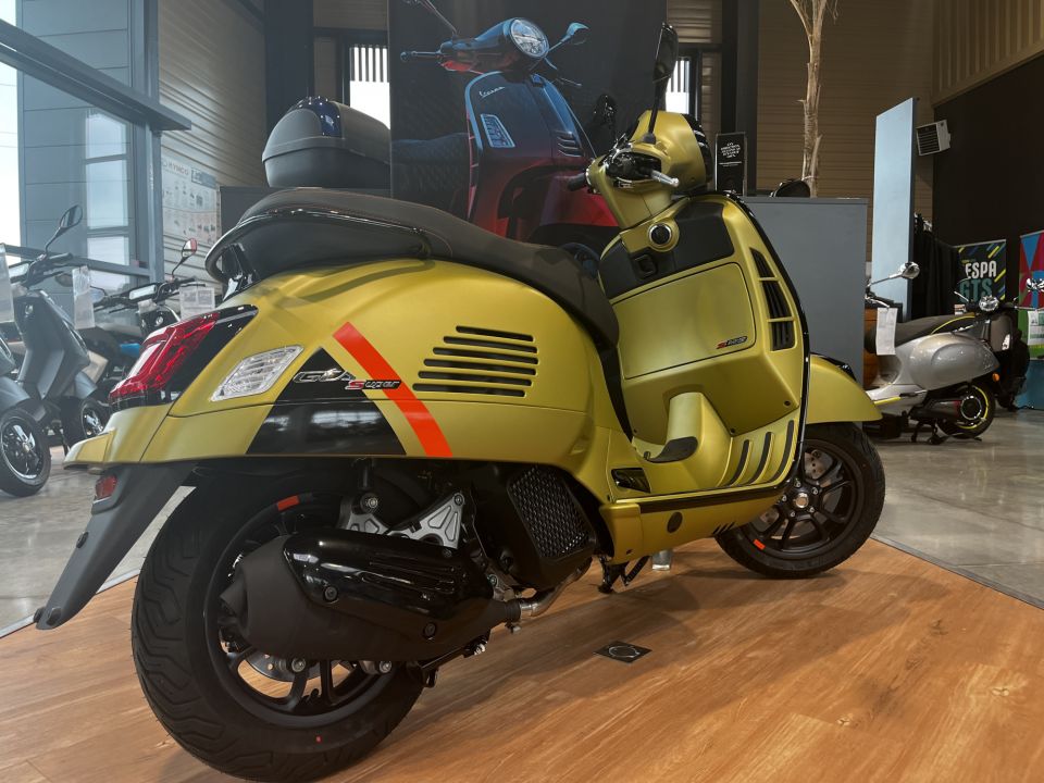 VESPA GTS SUPER SPORT 12