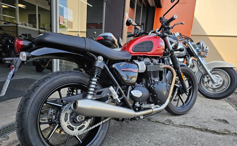 TRIUMPH STREET TWIN  900 2