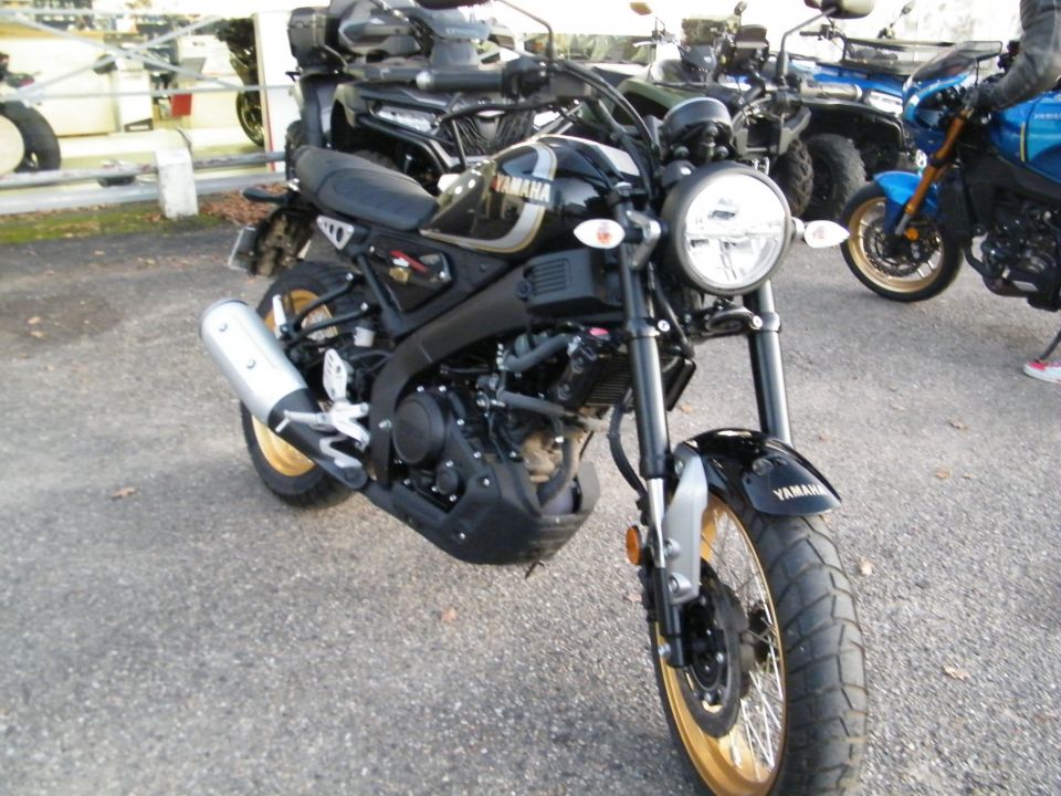 YAMAHA XSR 125 Legacy 8