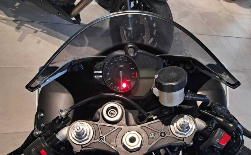 YAMAHA YZF 1000 R1 4