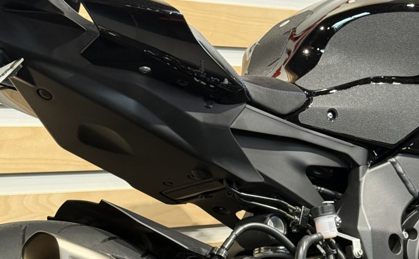 YAMAHA YZF 1000 R1 4
