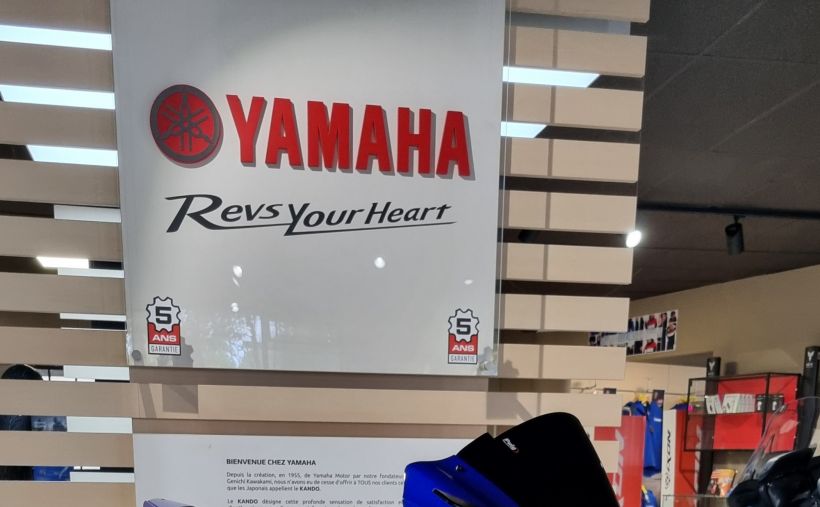 YAMAHA R1 0