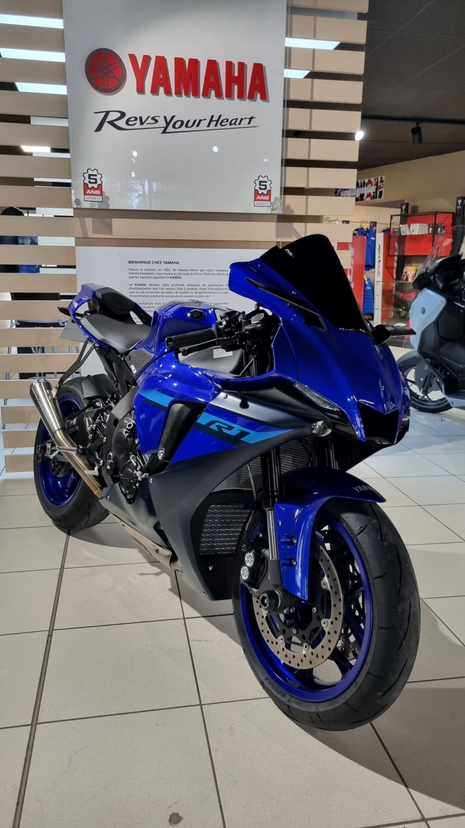 YAMAHA R1 0