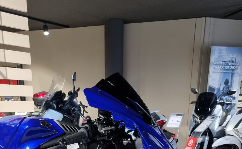YAMAHA R1 1