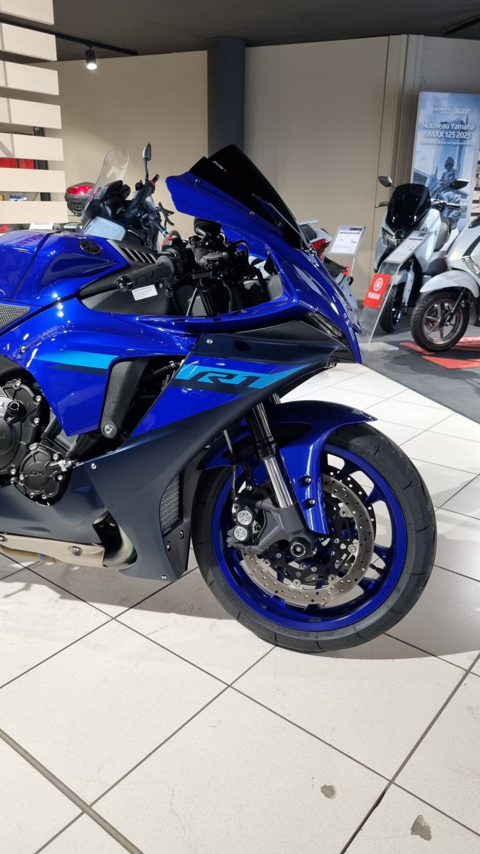 YAMAHA R1 1