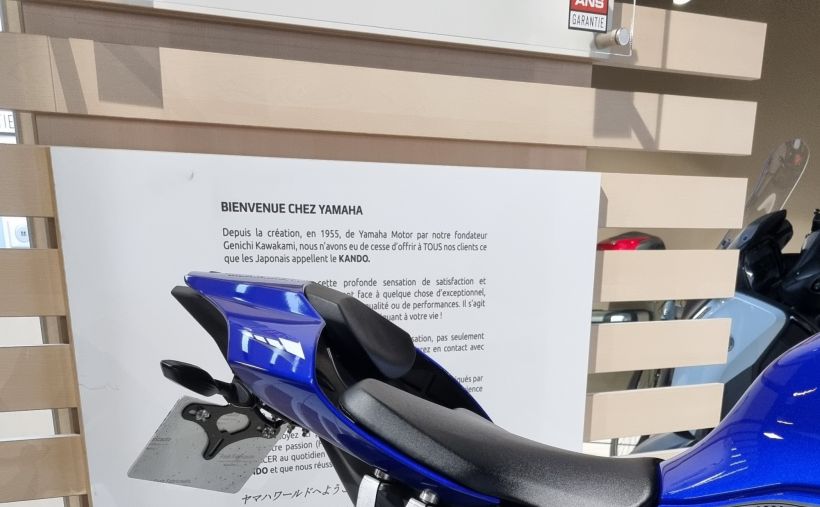 YAMAHA R1 2