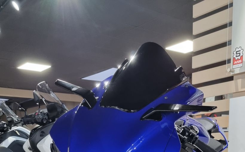 YAMAHA R1 3