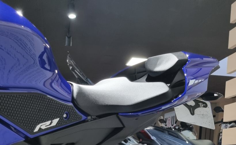YAMAHA R1 5