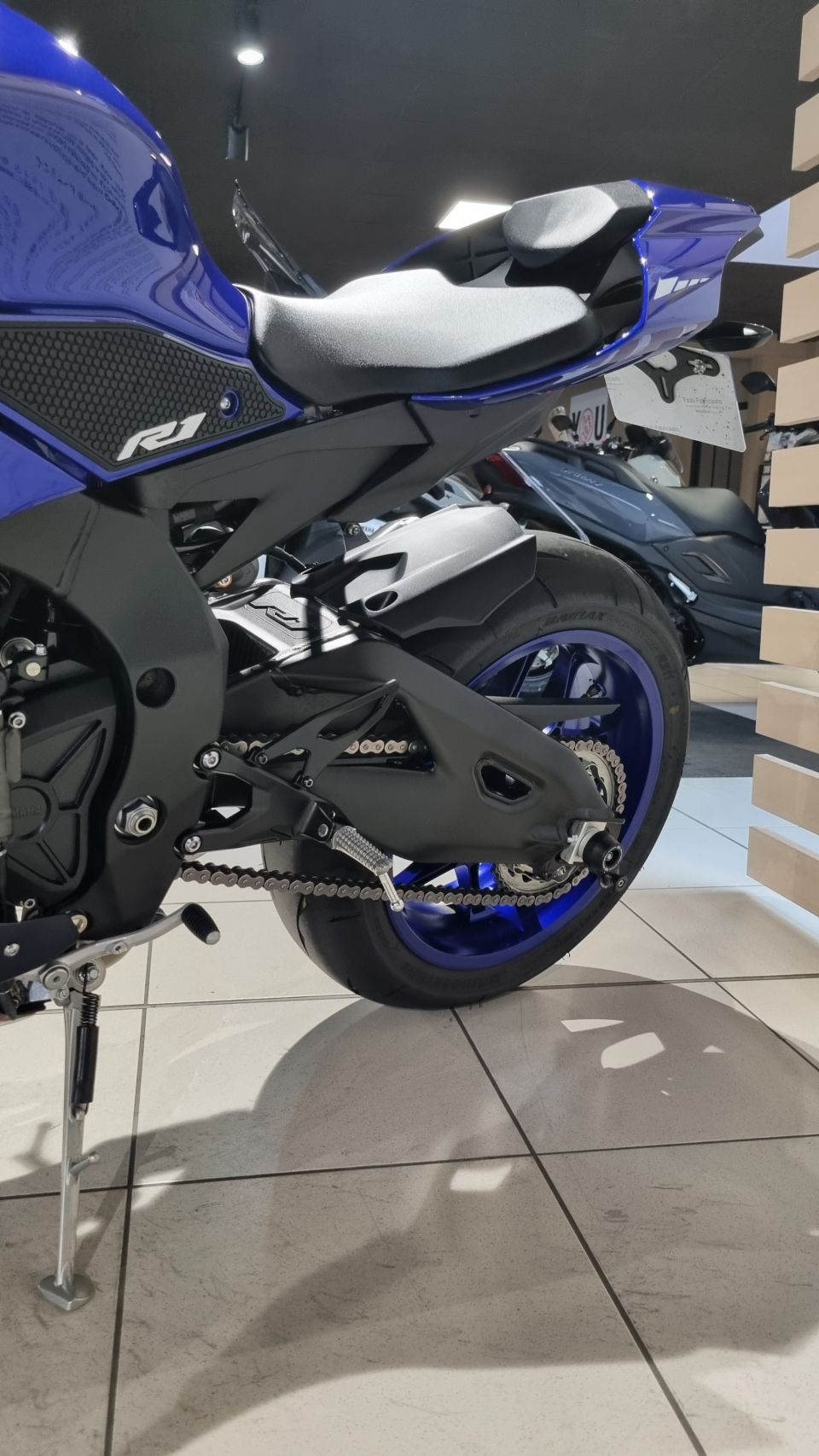 YAMAHA R1 5