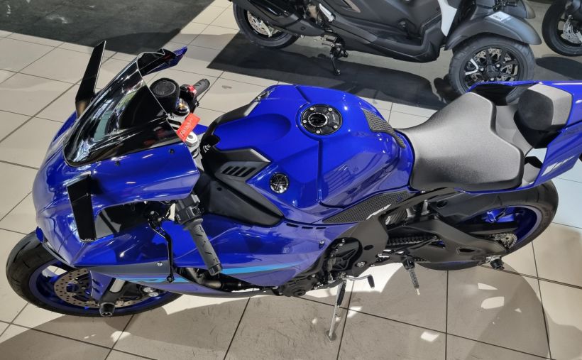 YAMAHA R1 6