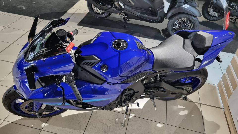 YAMAHA R1 6