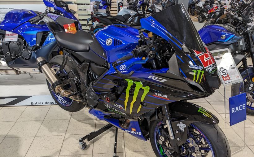 YAMAHA YZF-R7 4