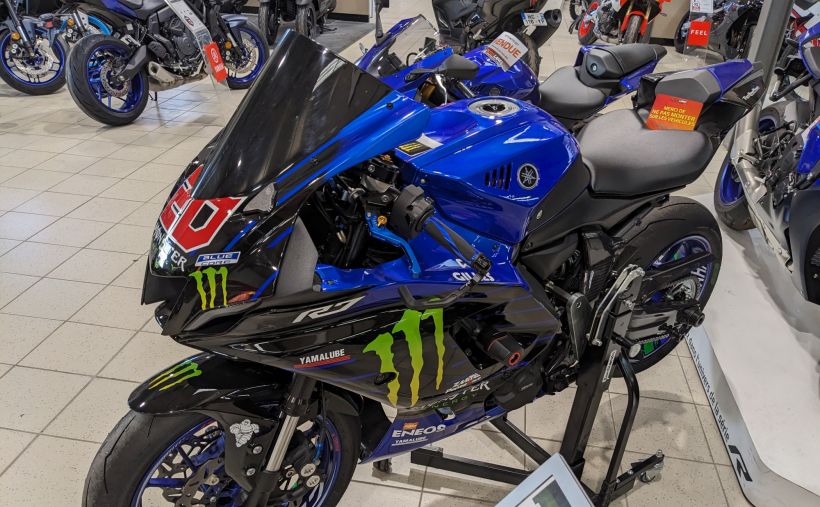 YAMAHA YZF-R7 17