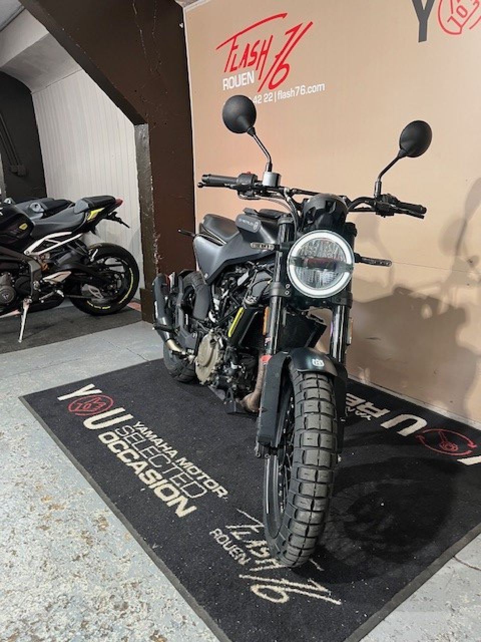 HUSQVARNA SVARTPILEN 125 ABS 1