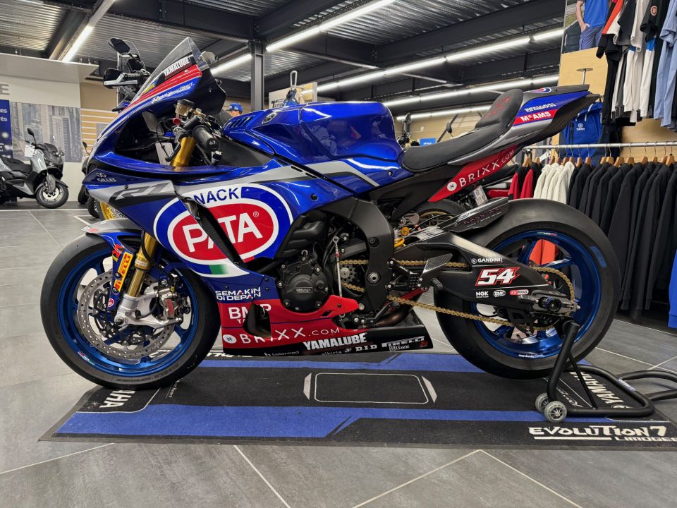 YAMAHA YZF R1 GYTR 4
