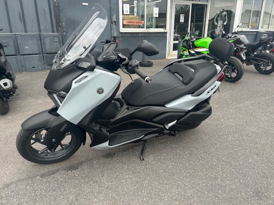 YAMAHA XMAX 300 Tech Max 14
