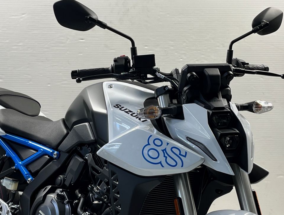 SUZUKI GSX-8S 18