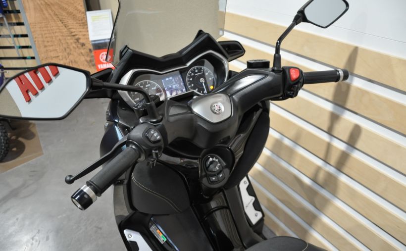 YAMAHA XMAX 300 Tech Max 13
