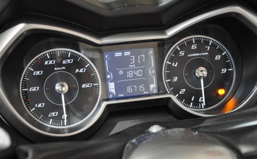 YAMAHA XMAX 300 Tech Max 14