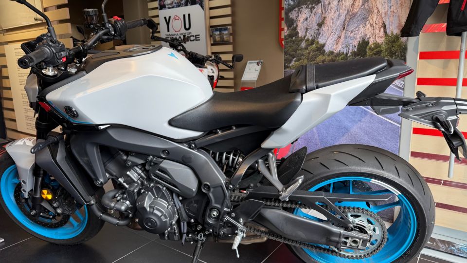 YAMAHA MT-09  Y-AMT 2