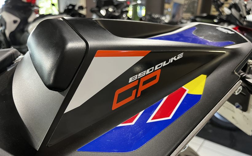 KTM 890 DUKE GP 8