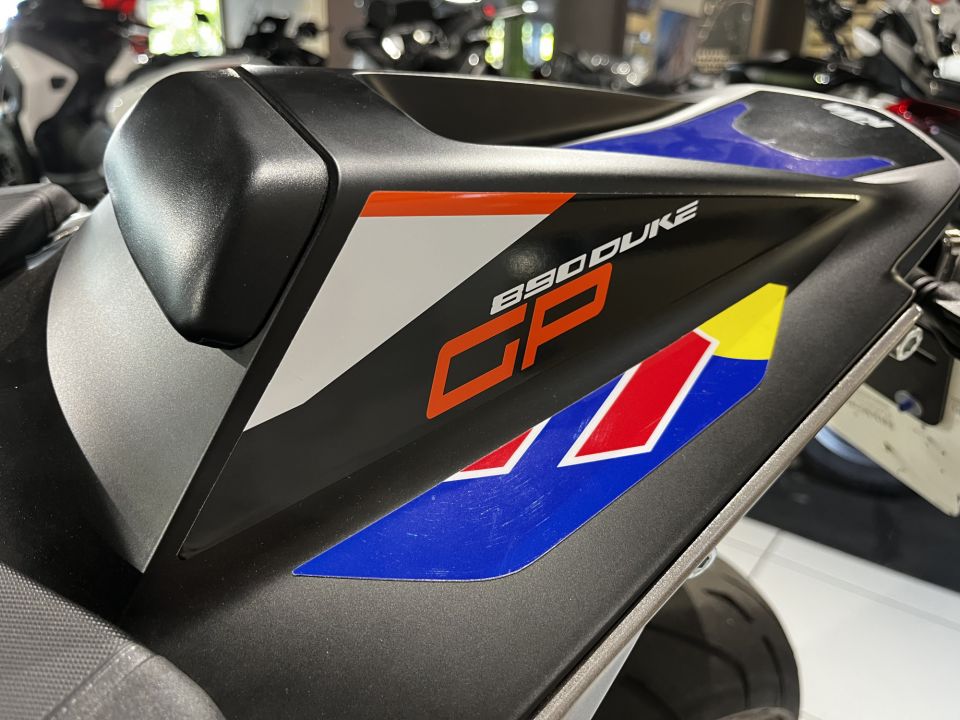 KTM 890 DUKE GP 8