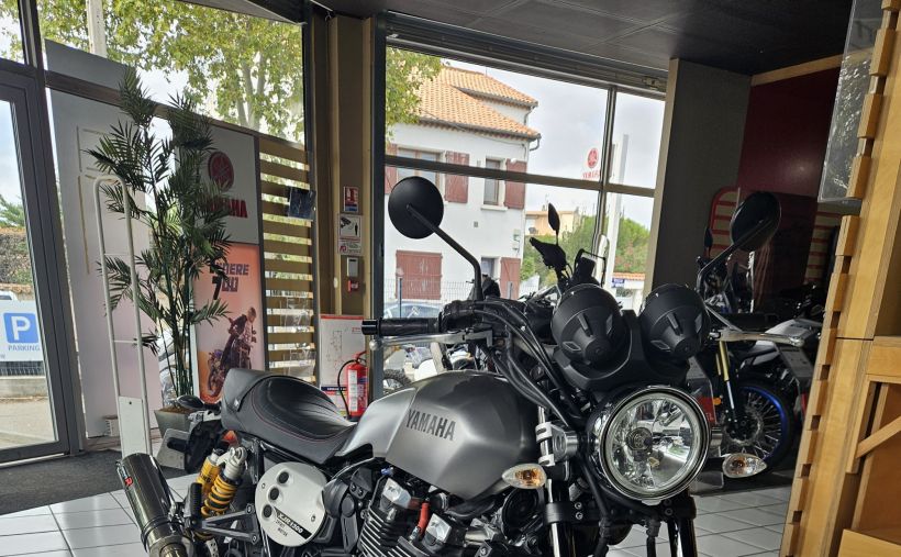 YAMAHA XJR 1300 RACER 2