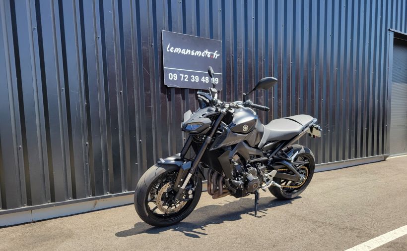 YAMAHA MT-09 4
